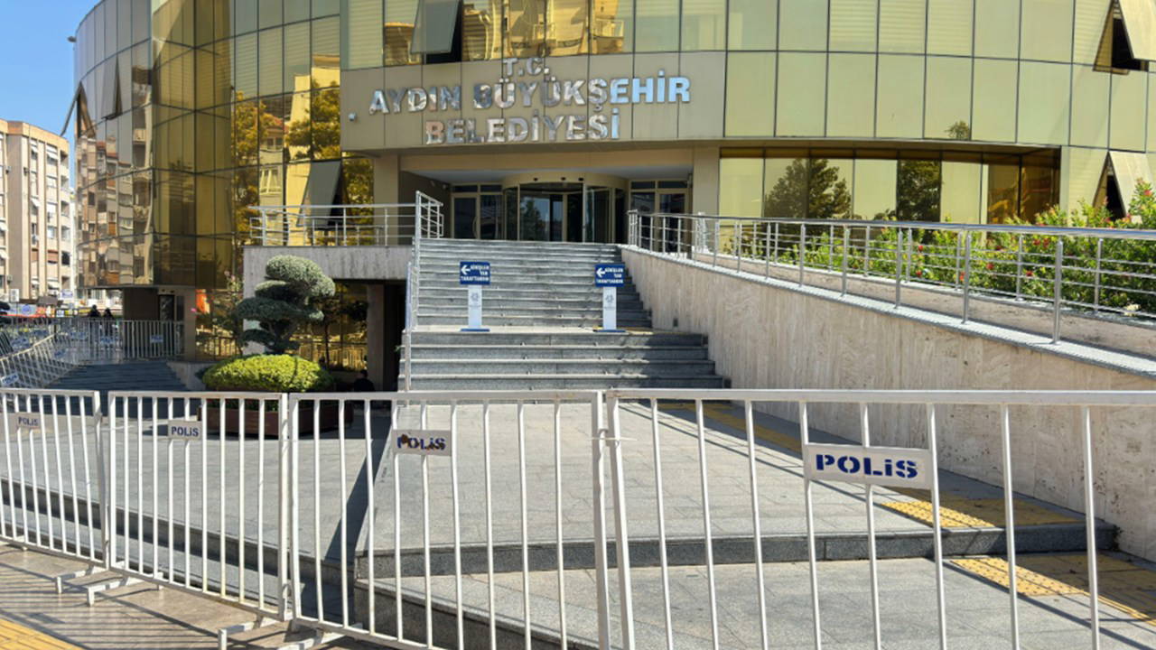 aydin buyuksehir meclisi toplantisi oncesi bariyerli guvenlik onlemi HXuiZWb2