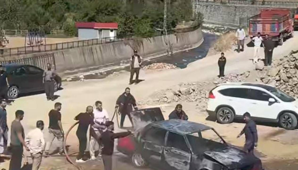 park halindeki otomobil alev alev yandi PJU8Fzdl