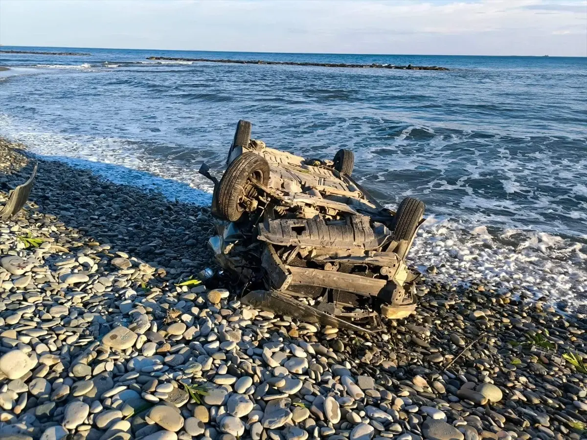 samsunda otomobilin deniz kenarina devrilmesi surucu yaralandi XDFfD1Ed