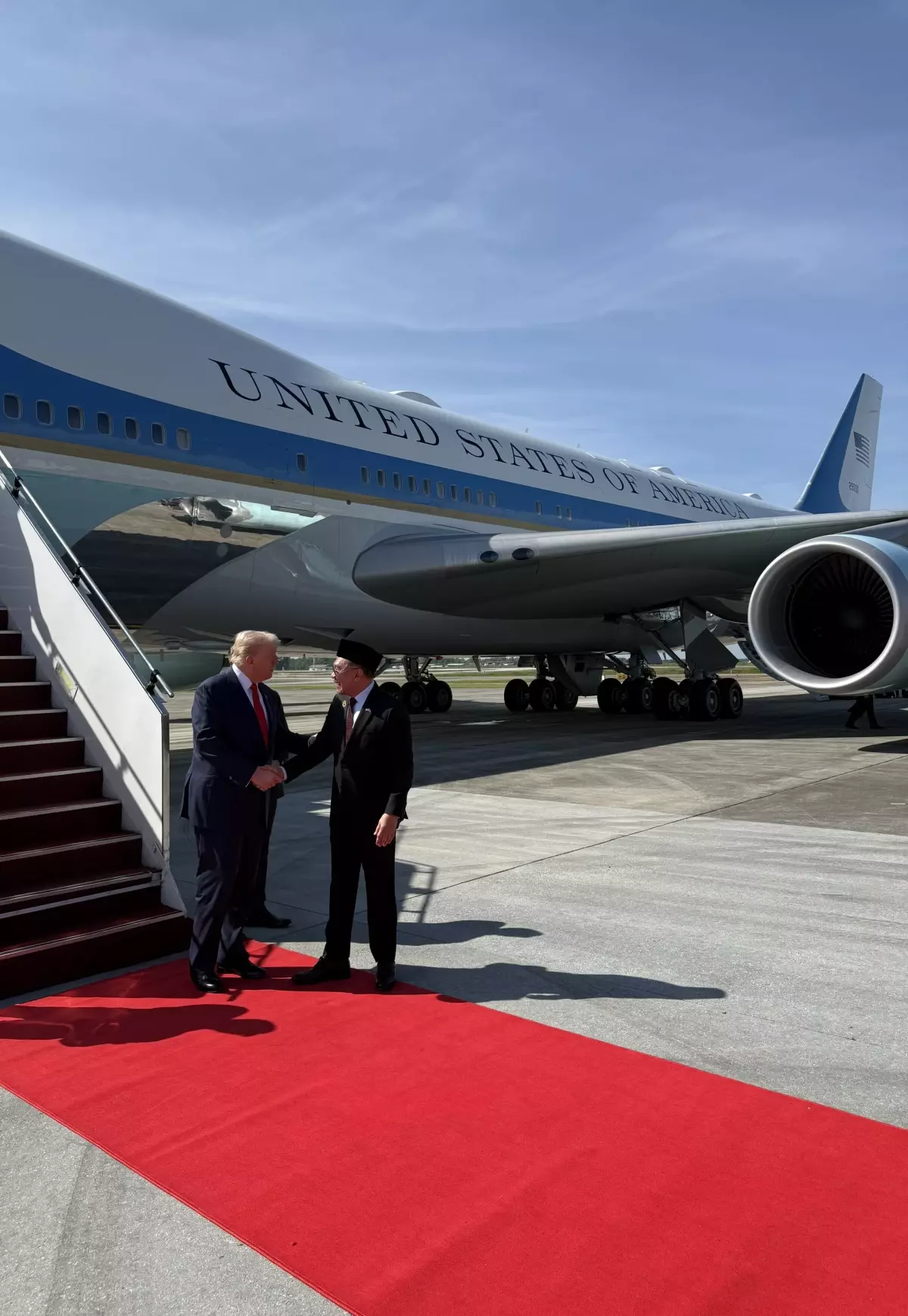 trump malezyada ucaktan iner inmez dansa basladi zhzvihaU.jpg