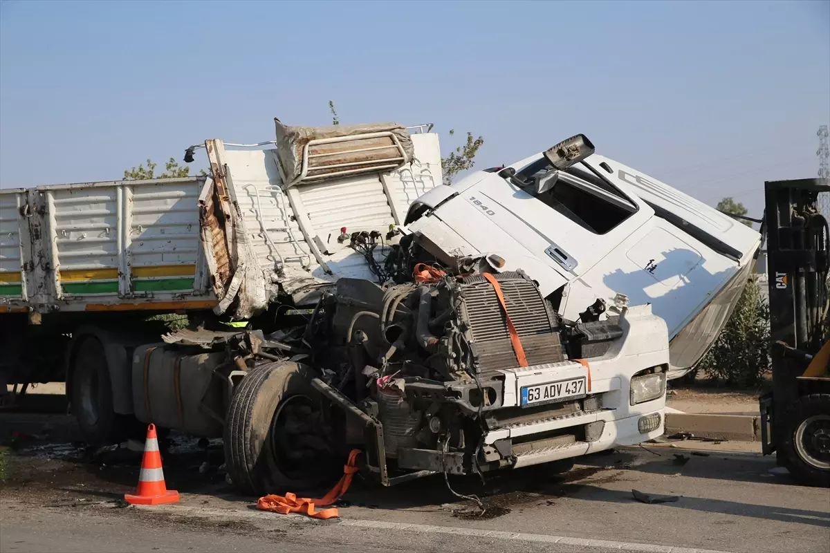 antakyada kaza tir yol temizleme aracina carpti ucINEtBv.jpg