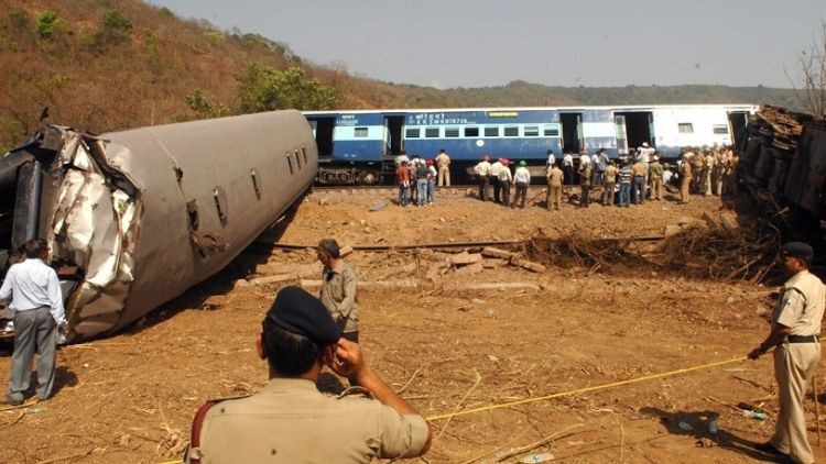 hindistanda tren kazasi iki tren carpisti 8 olu 14 yarali lZVykD3b.jpg