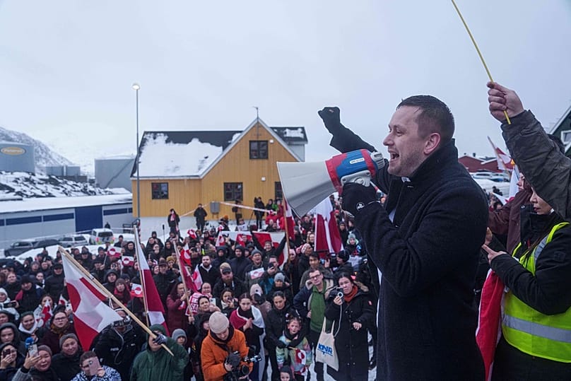Grönland Başbakanı Jens-Frederik Nielsen, Nuuk'taki ABD konsolosluğu önünde Trump'ın Grönland'a yönelik politikasını protesto eden gösteride konuştu, 17 Ocak 2026