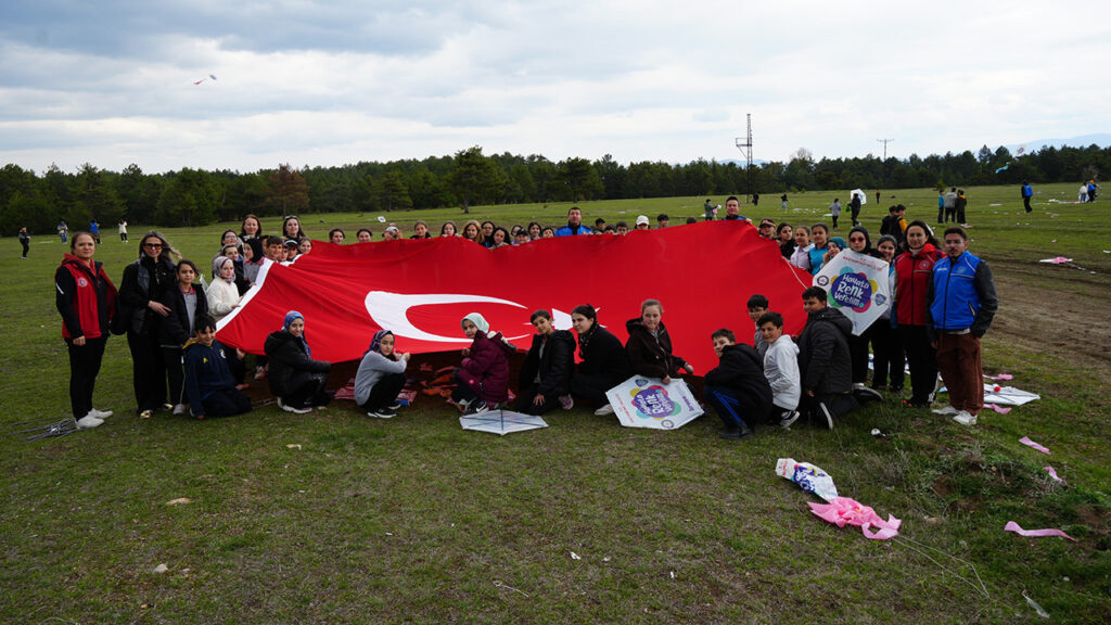 kastamonuda-23-nisanda-cocuklar-ucurtma-ucurdu-3IAkikON