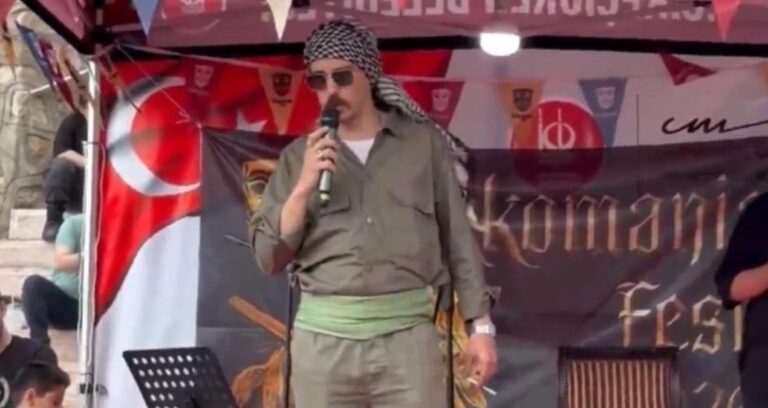 cem-ersever-kostumuyle-sahneye-cikip-jitem-ovdu-SgblD71F