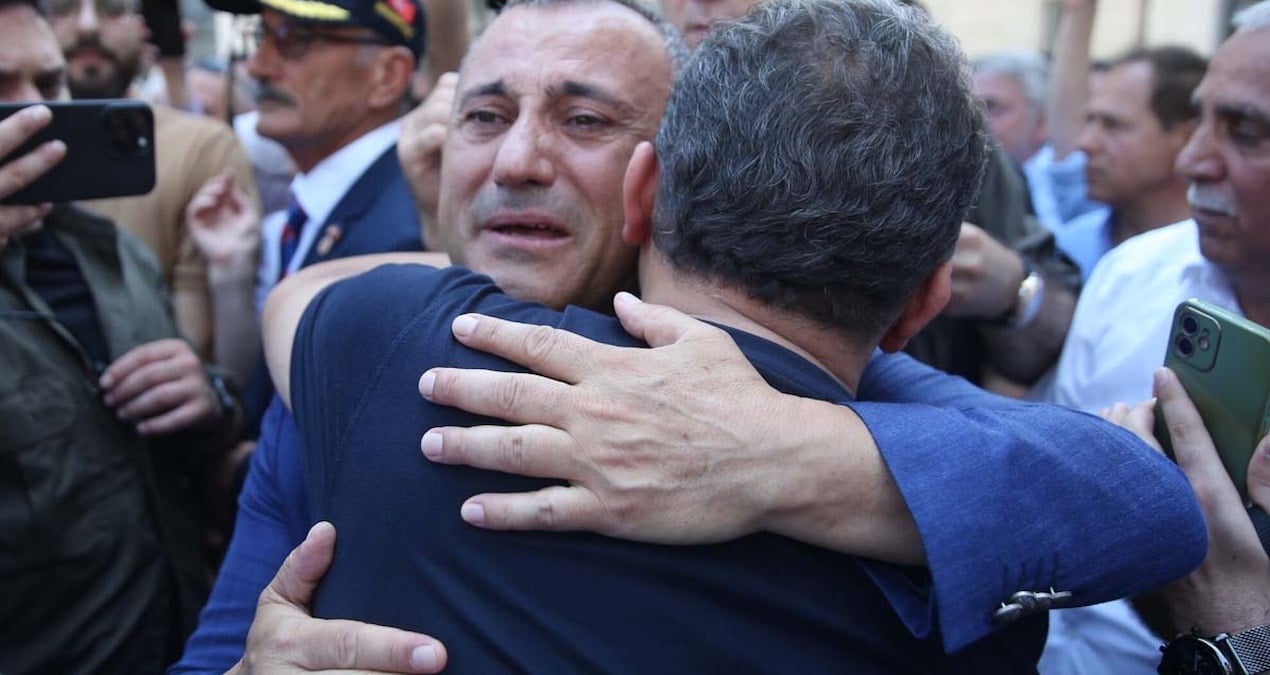 Sondaj Tartışmalarında Eski Vali Gündeme Geldi