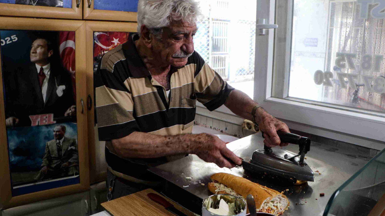 Dünyanın dört bir yanından bu tost için Adana’ya geliyorlar! 50 yıldır aynı ütüyle yapıyor Img