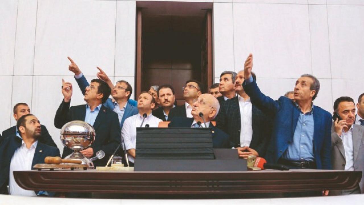 Özgür Özel’in ‘Milli Görüş ceketi’ giydiği gün: Darbe gecesi Gazi Meclis’te neler yaşandı? Img